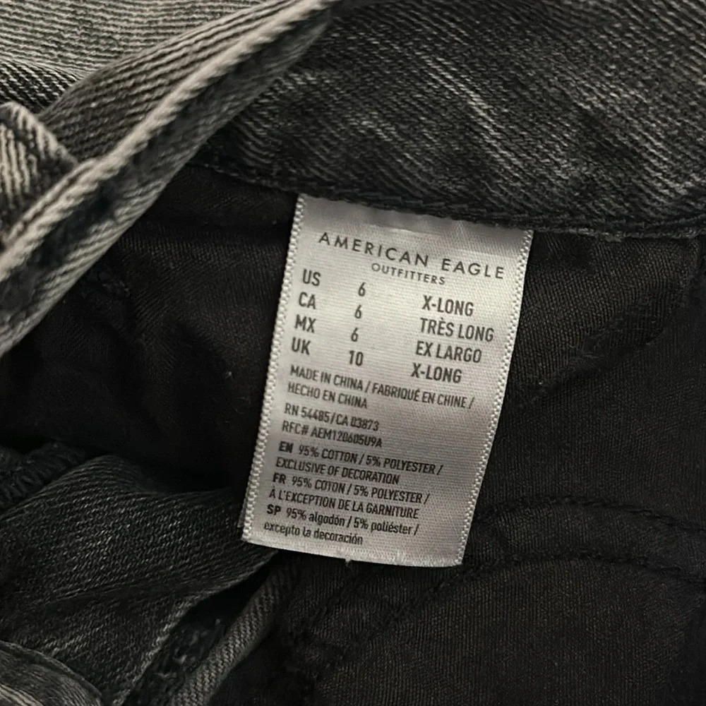 American Eagle Distressed Mom Jean Black Acid Wash Distressed Jeans Sz 4 X-Long